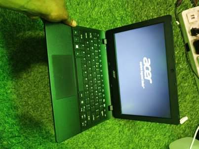 A picture of Acer mini laptop ram4gb disk 320gb