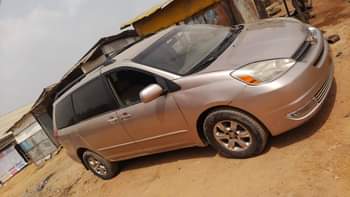A picture of 2004 model Toyota sienna XLE Tokumbo standard Three 3 months