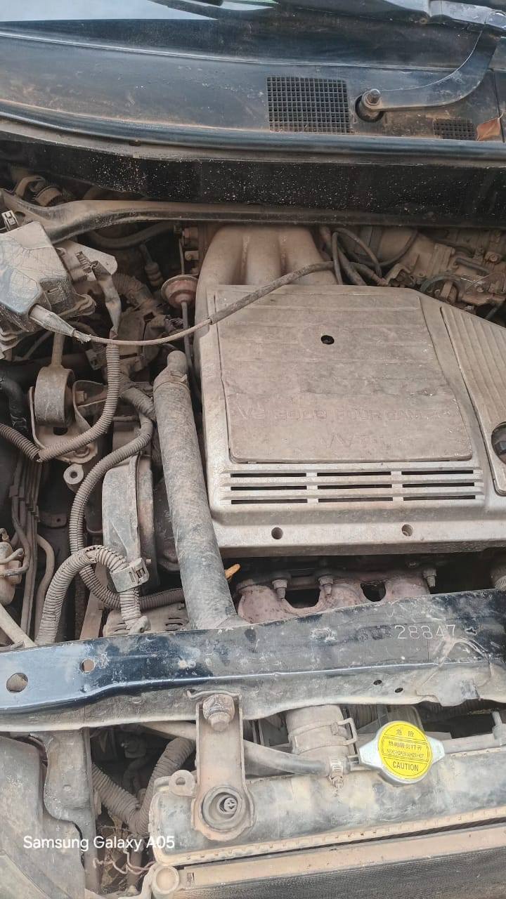 A picture of 02 lexus rx 300