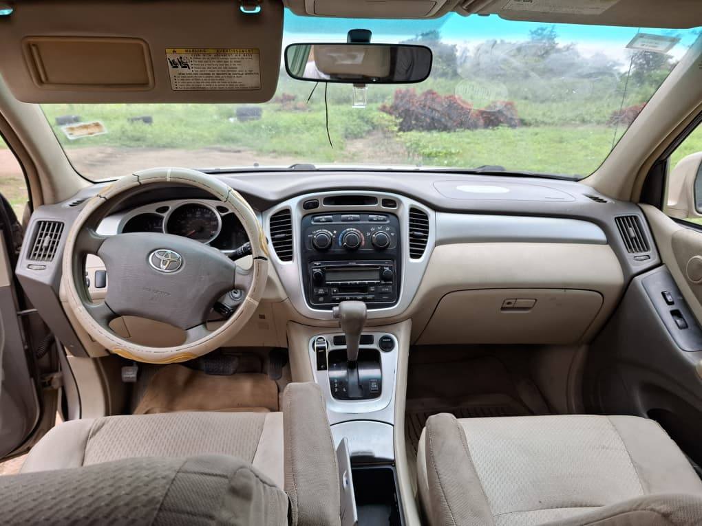A picture of Toyota Highlander 06 model