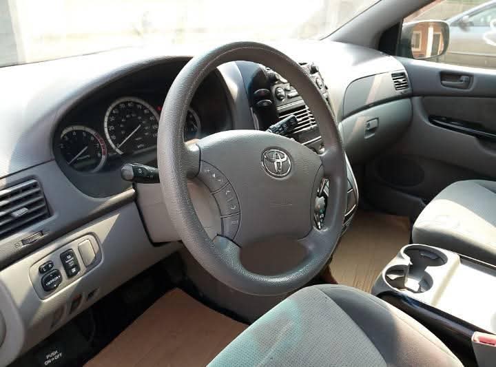 A picture of 2004 Toyota sienna