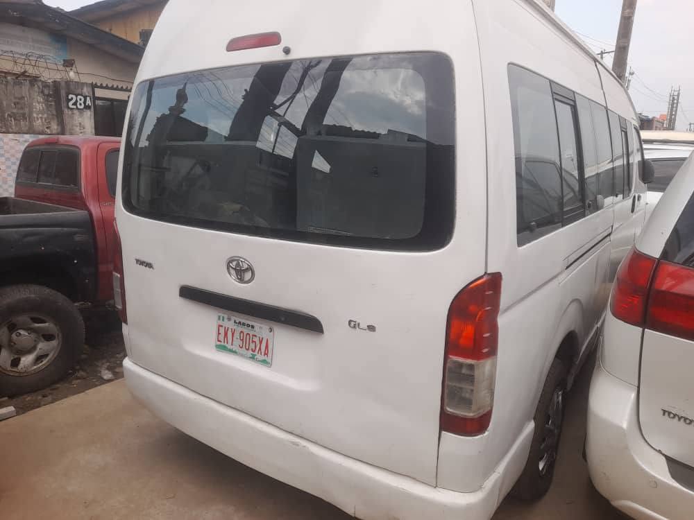 A picture of Hiace bus hummer 3