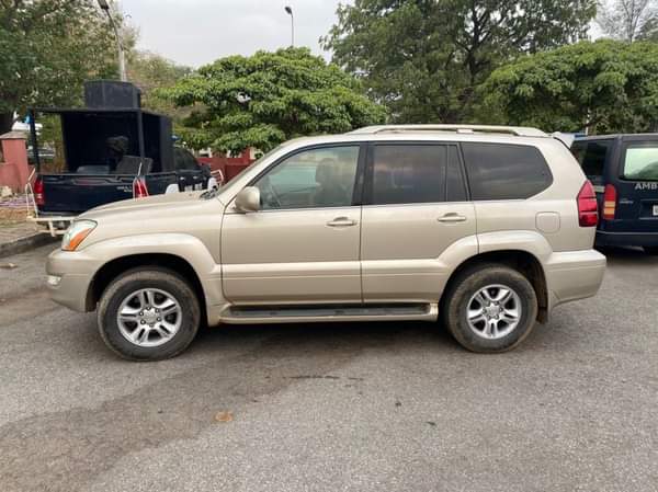 A picture of SHARP DEAL TO GRAB LOCATION ABUJA Very clean Lexus GX470