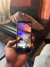 A picture of google 3a gb64 inakreck na doa ila inafanya kazi kila