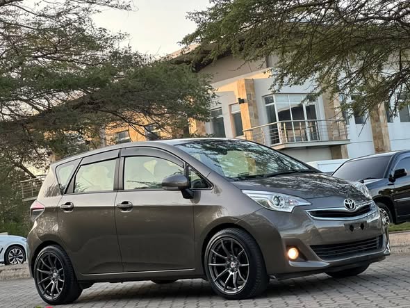 A picture of Toyota Ractis 2015