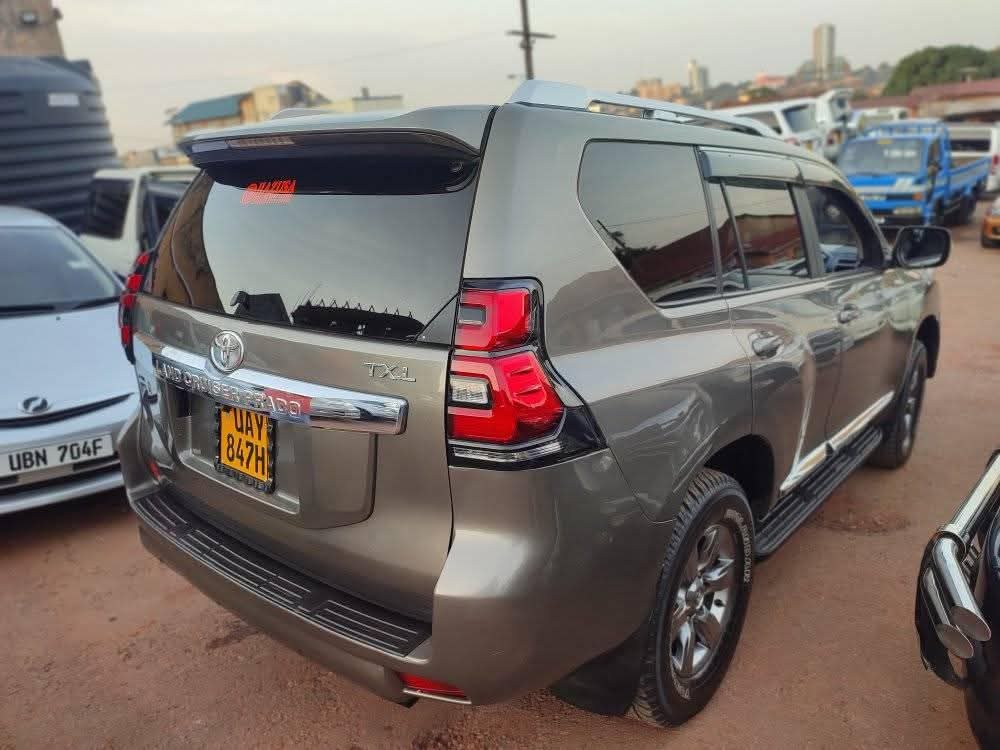 A picture of 2016 Toyota land cruiser prado txl