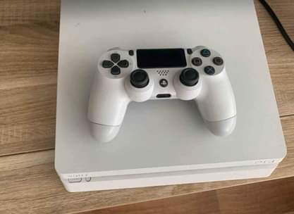 A picture of PS4 SLIM 1TB internal Bei ni 280 000 
