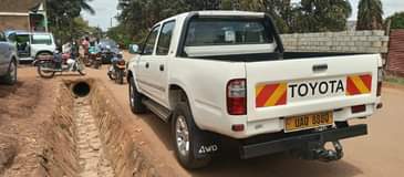 A picture of Hilux...2004 Model...NOTE ..2400 Cc Diesel Engine...Call...0703273550