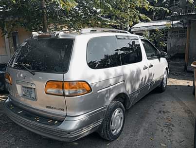 A picture of 2002 Sienna