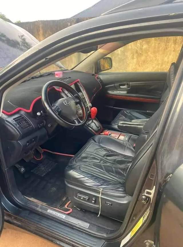 A picture of Lexus RX330