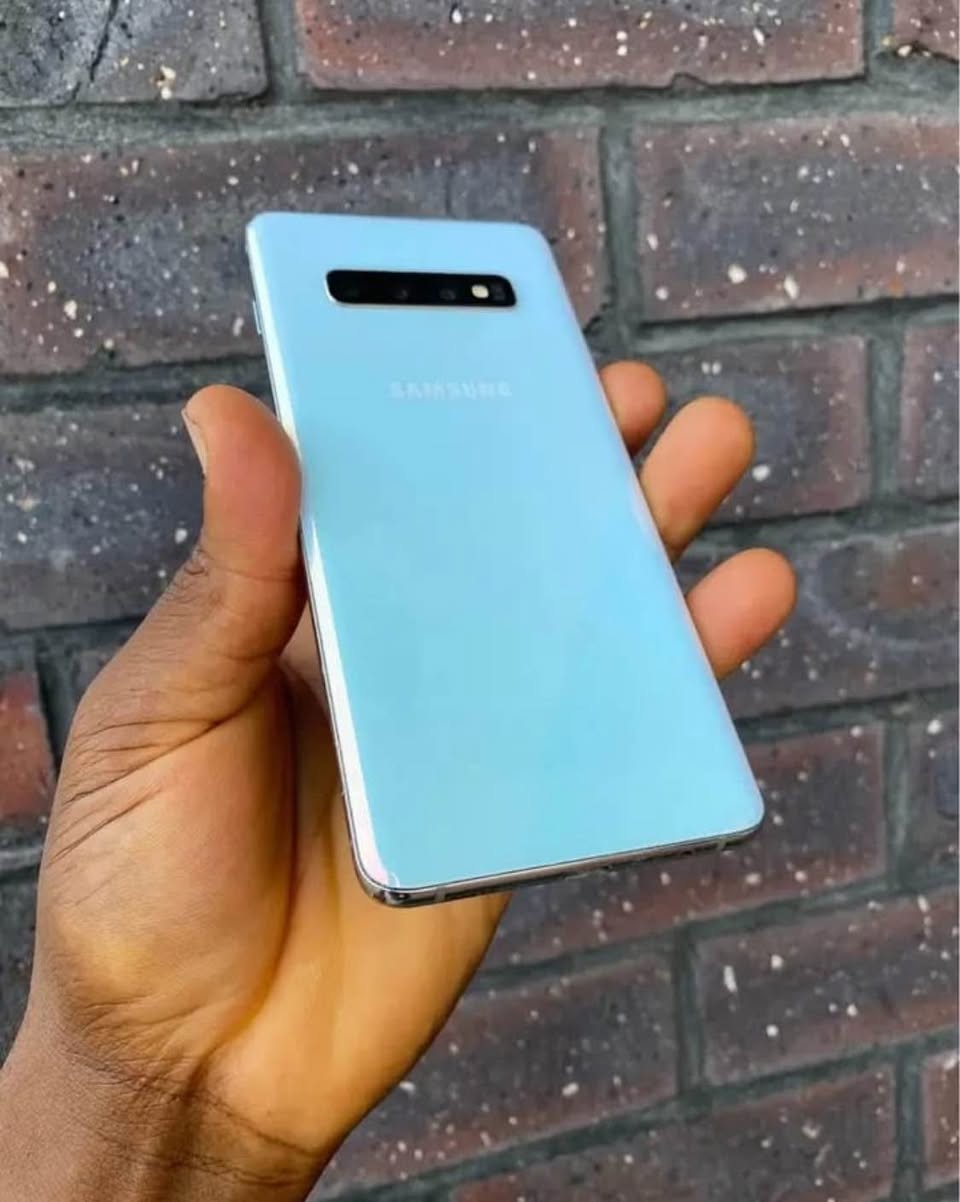 A picture of Samsung S10 plus