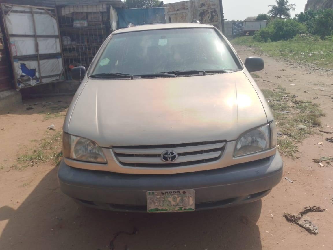 A picture of Toyota sienna 98 model first body