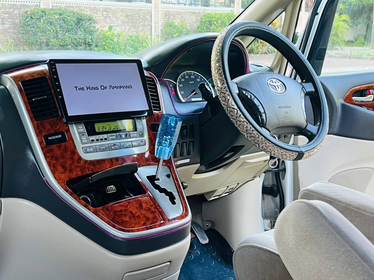 A picture of TOYOTA ALPHARD BEI MILLION 19 8 0757455444