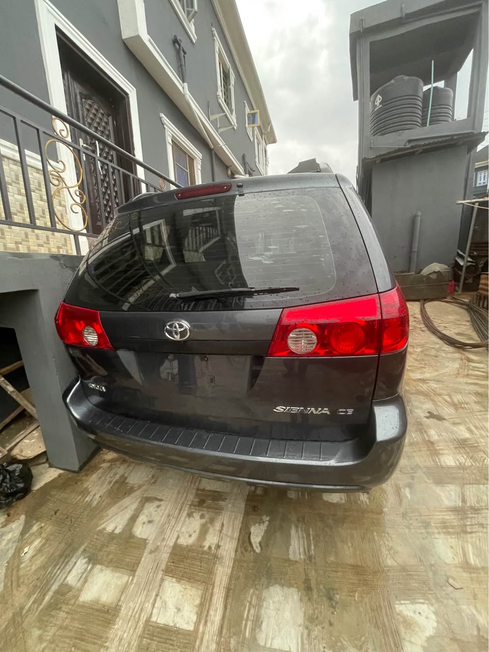 A picture of Toyota Sienna 06 tokumbo