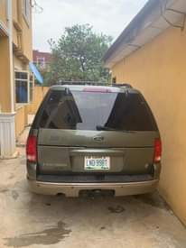 A picture of Ford explorer 2004 model