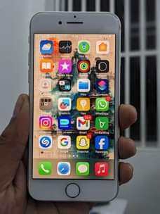 A picture of iphone 8 bado mpya inamiez 6