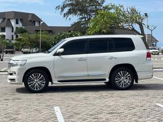 A picture of 125 000 000 Mwenye mteja nione Posho mlima Petrol Automatic