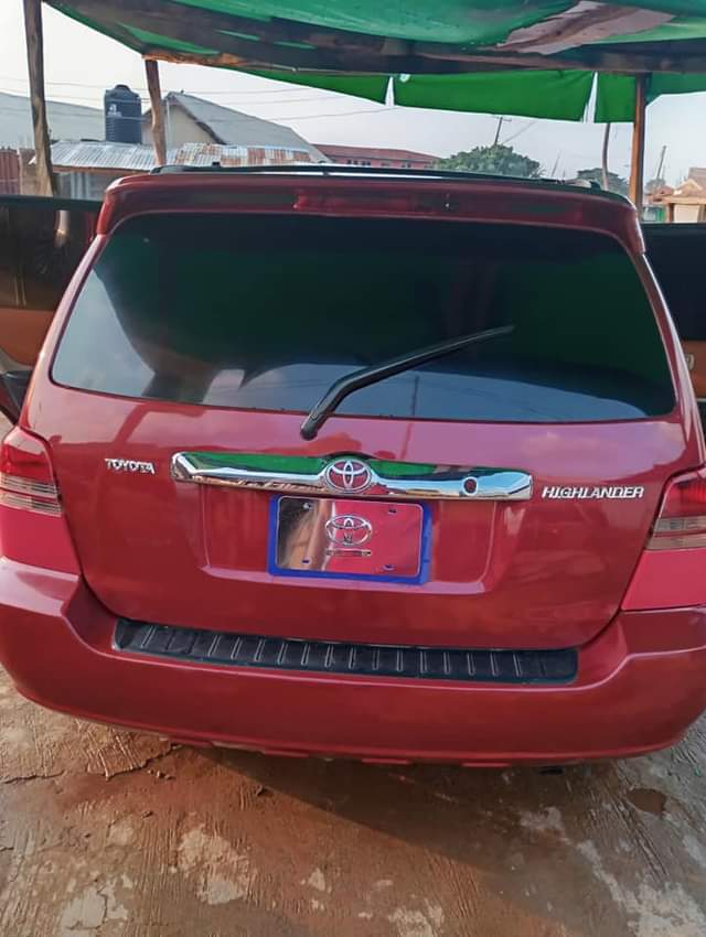 A picture of Toyota highlander 05