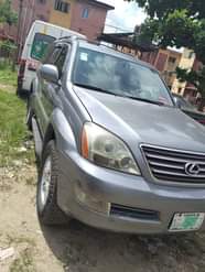 A picture of 2006 Gx470 clean Nigerian use A C seat need attention
