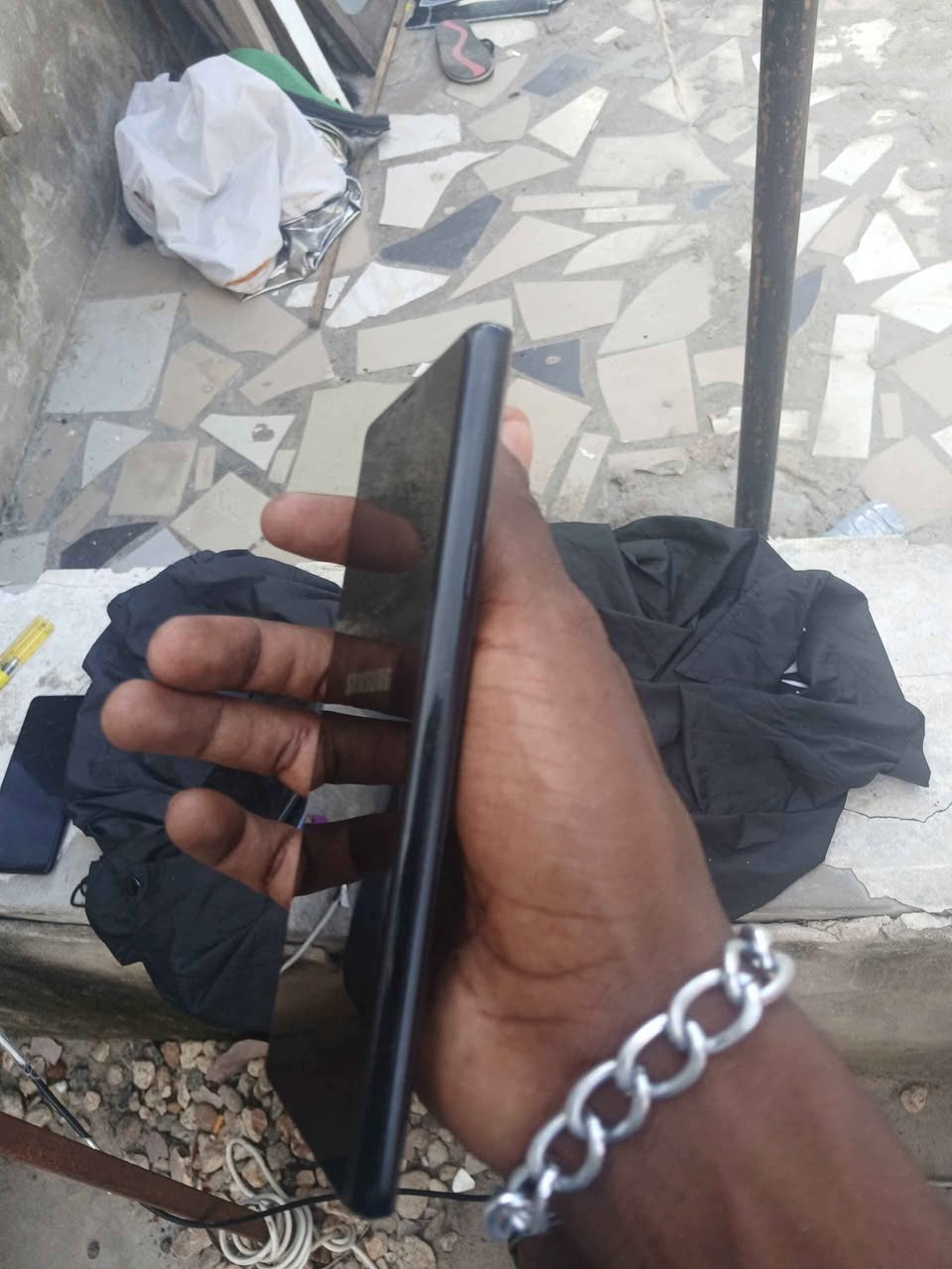 A picture of Samsung note 9 Gb128 Ram6 Naina kipingele chocolate 0765887735