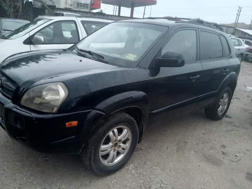 A picture of 2009 model Hyundai Tucson with faulty engine