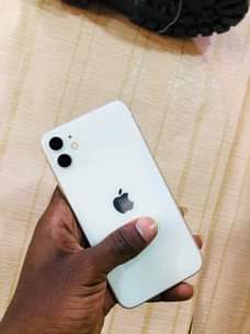 A picture of iphone 11 iyo gb 64 imenyooka haina kipengele chochote