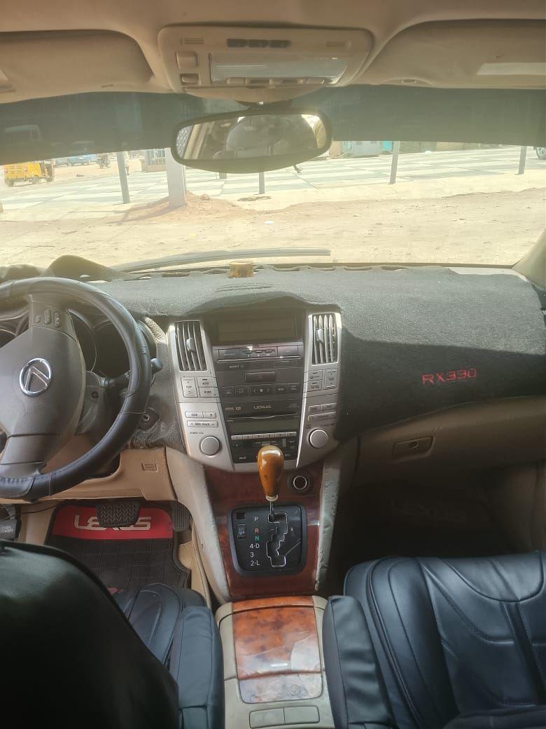 A picture of Lexus 330