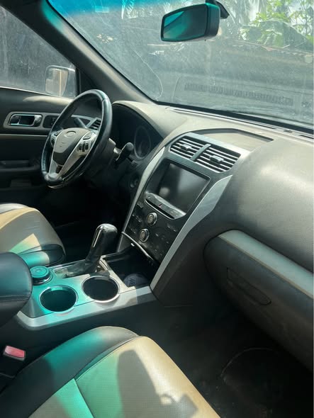 A picture of Ford explorer 2012