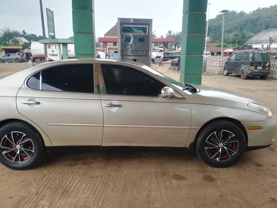 A picture of Toyota Lexus for sale.