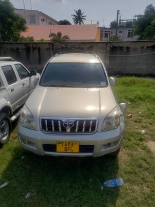 A picture of Prado tx auto nzuri imetunzwa 2tr engine mil 21 Dar
