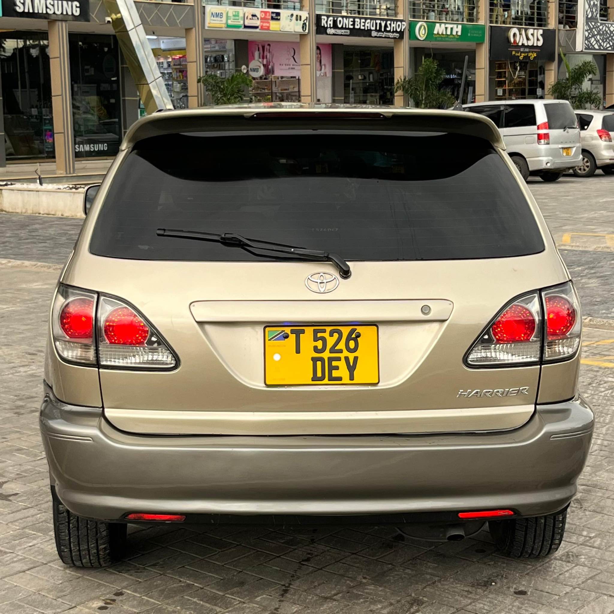 A picture of Toyota harrier on sale price 14 5M0753322015