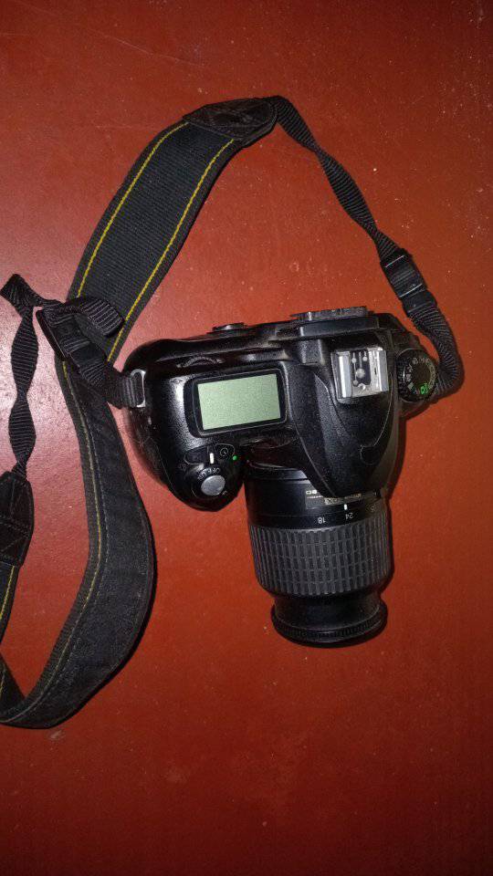 A picture of Nikon d50 kad inasubua njoo nikuuzie 300 na lens yake