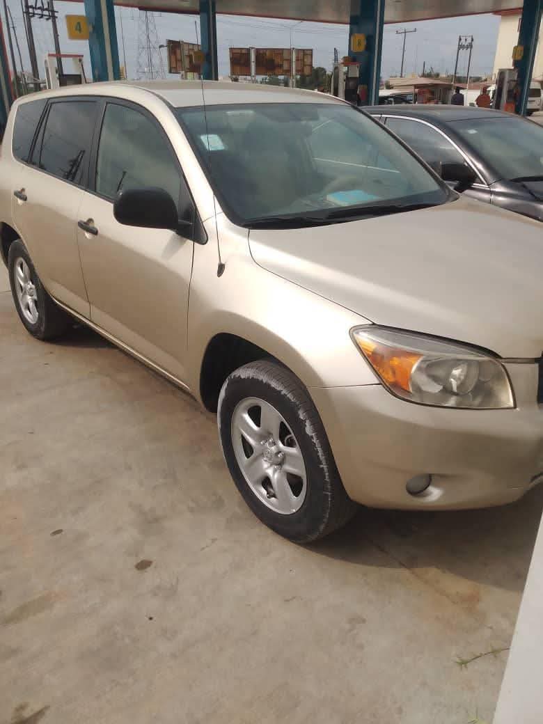 A picture of RAV4 2008