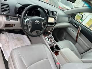 A picture of Super clean and neat foreign used Toyota Highlander limited 2013