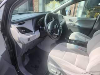 A picture of Tokunbo Toyota Sienna 2017