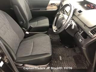 A picture of 2011 TOYOTA NOAH