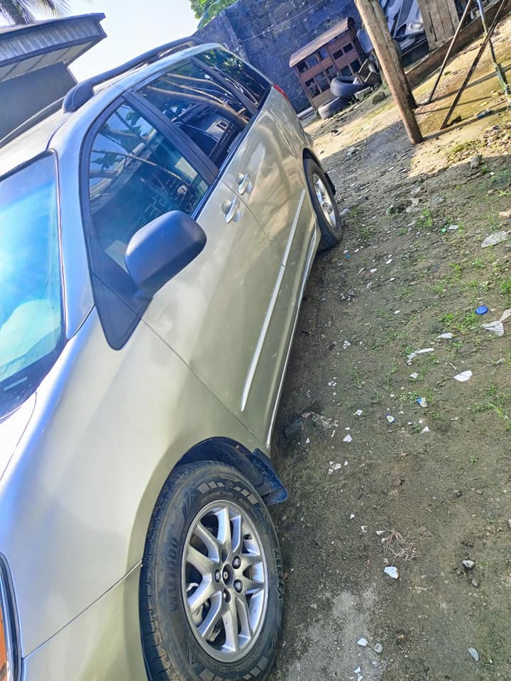A picture of Toyota sienna 2005 model