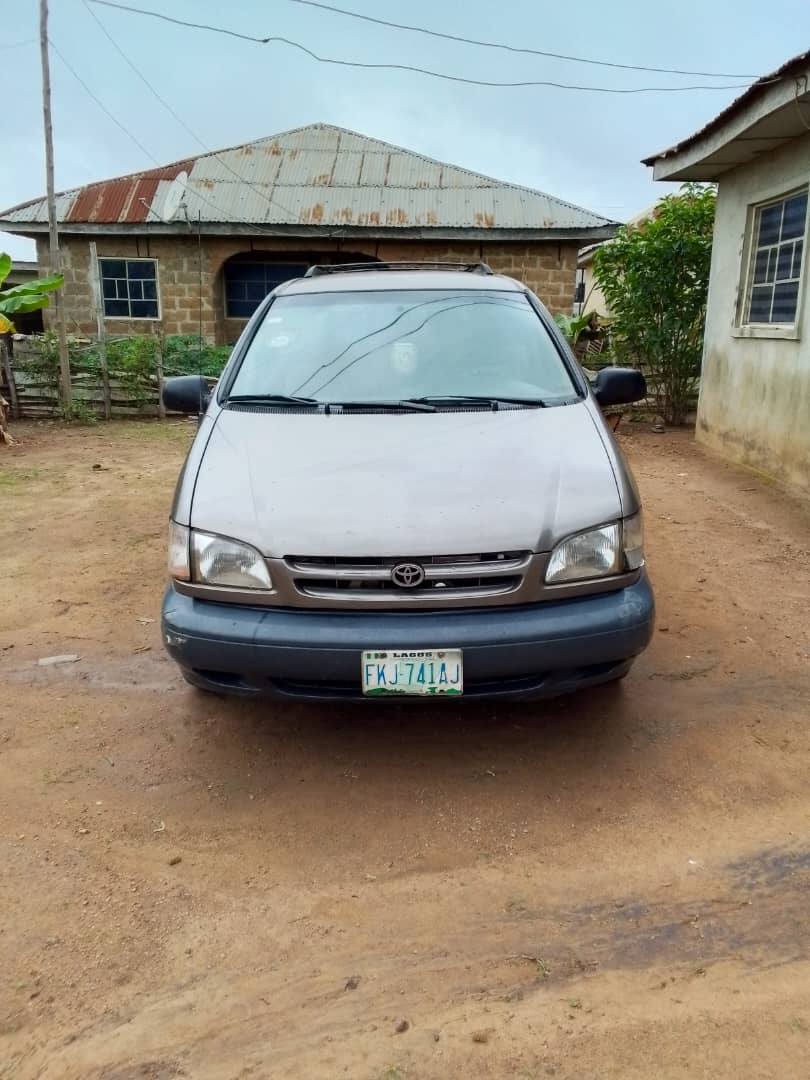A picture of Toyota sienna 2000