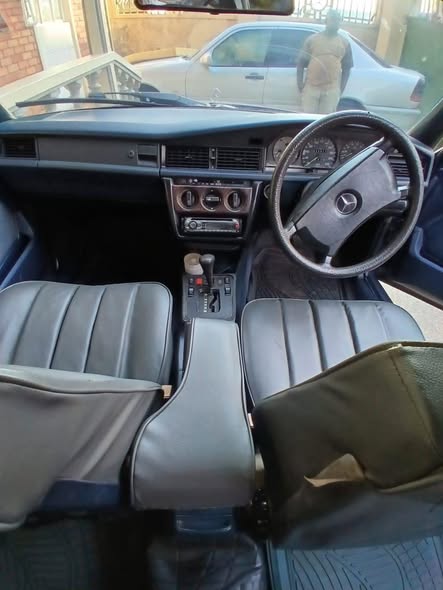 A picture of 1989 Mercedes Benz 190 E