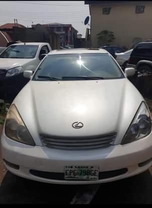 A picture of First body Es Lexus 2004 with a very sound engine
