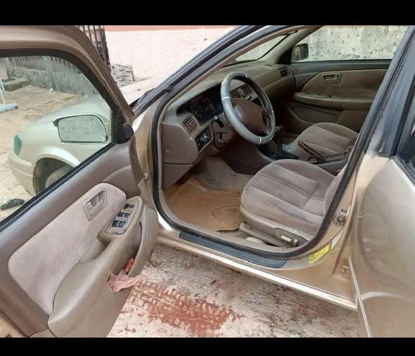 A picture of 1999 Toyota pencil camry