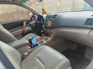 A picture of Very clean first body Toyota Highlander 2010 v6 engine 3row