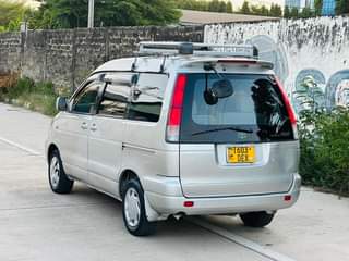 A picture of TOYOTA NOAH SR 40