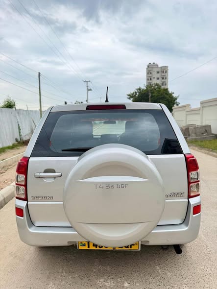 A picture of SUZUKI ESCUDO 2006 Silver Colour J20 Engine 1990cc Low Mileage
