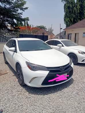 A picture of 2016 Toyota Camry with reverse camera screen Untampered engine and