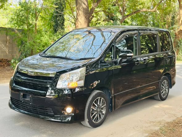 A picture of TOYOTA NOAH Si