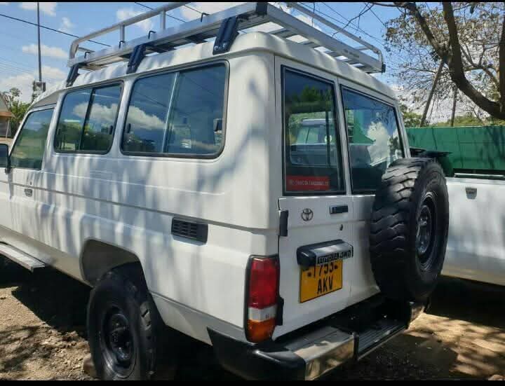 A picture of 2002 TOYOTA LAND cruiser 1 hz engine