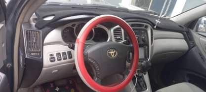 A picture of Distress Toyota highlander 2006 3 rows Painted Engine Gear Ac