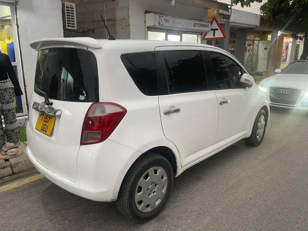 A picture of Price M8.9 Ractis. no DGU Color. Parlour white Year. 2015