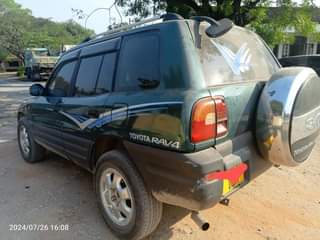 A picture of Toyota rav4 old inauzwa 12million